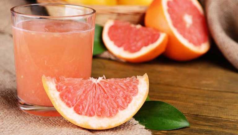Грейпфрутовый сок в стакане
