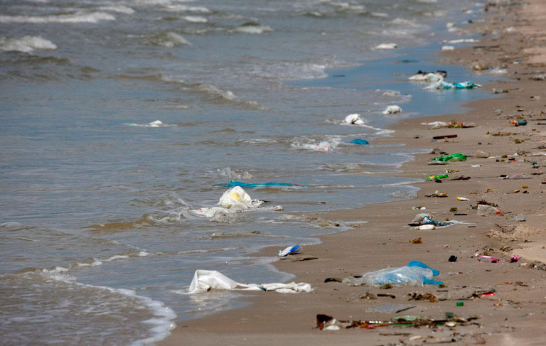 пляж в пластиком мусоре