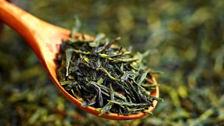 зеленый чай в ложке