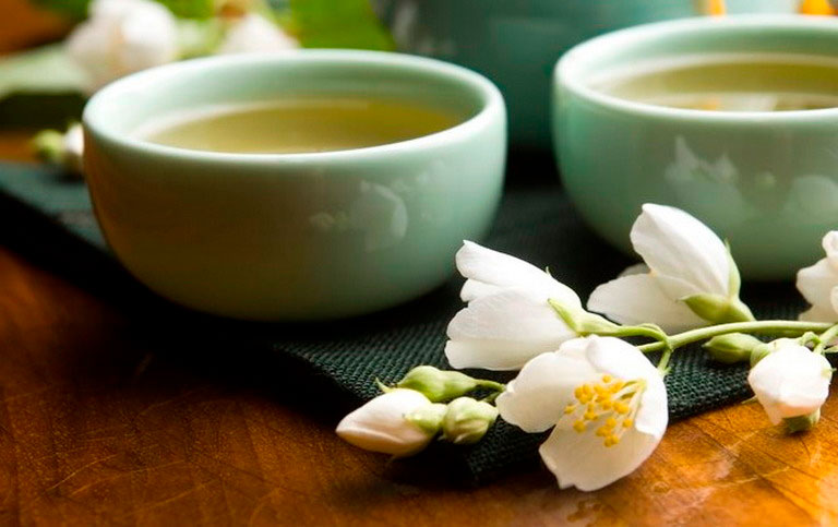 цветы жасмина и чай